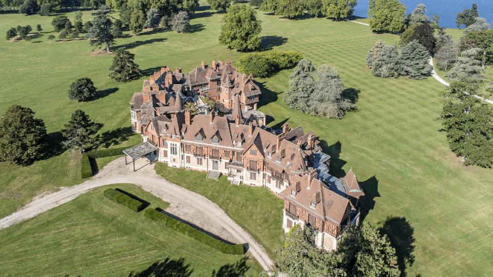 a large building surrounded by trees