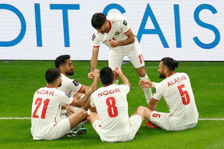 Un festejo especial de los jordanos luego de que Yazan al-Naimat abriera el marcador; la final de la Copa Asiática tendrá a un seleccionado que no estaba en los planes de casi nadie.