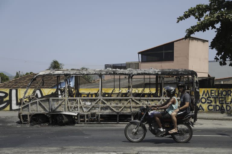 Un ómnibus incendiado en Río de Janeiro, Brasil. (AP/Bruna Prado)