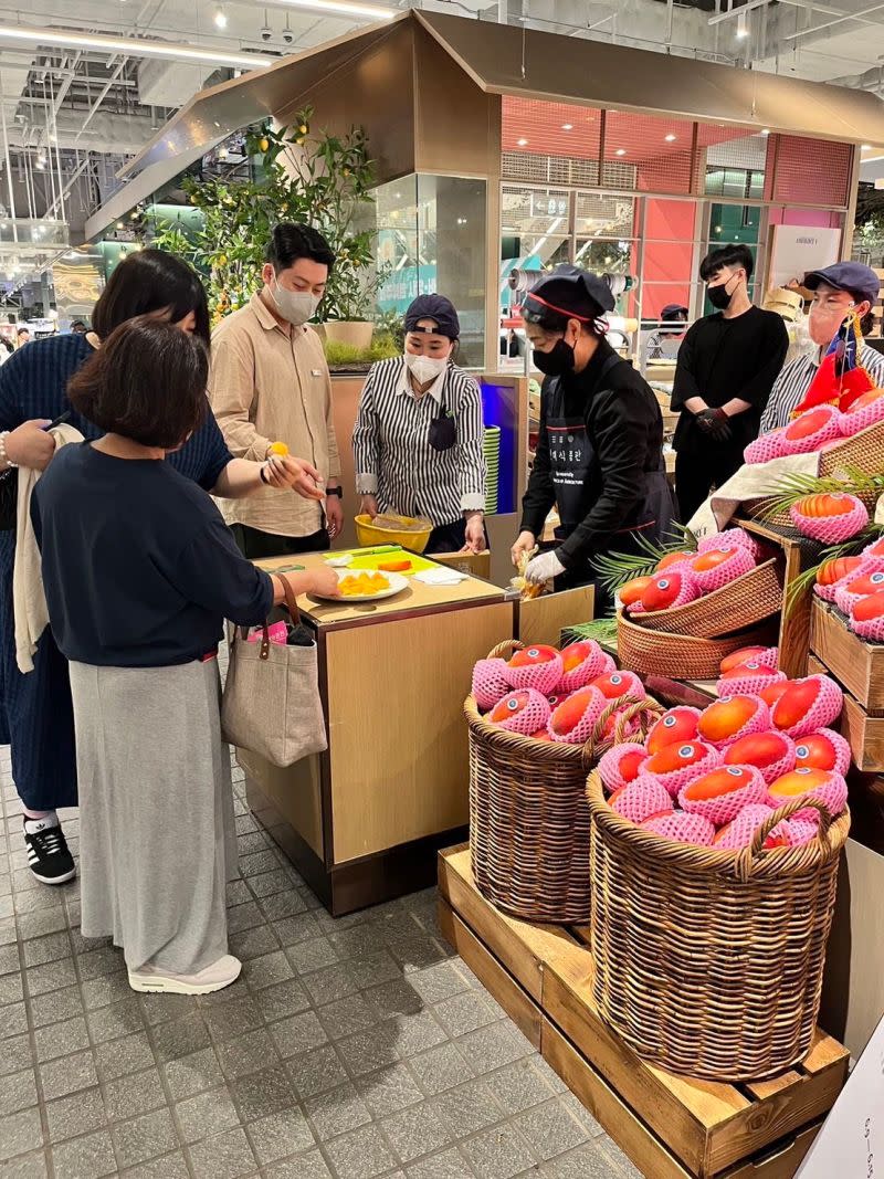 ▲首爾汝矣島現代百貨地下超市的台南芒果銷售現場（圖／台南市政府提供）