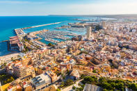 <p>El alquiler de una vivienda en Alicante en abril tenía un coste de 8 euros por metro cuadrado al mes. (Foto: Getty Images).</p> 