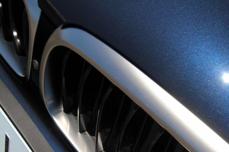 M550i xDrive與M760Li xDrive同樣都使用了霧面鍍鈰材質Cerium Grey來做為MPA車款的專屬區隔，前保桿進氣壩、雙腎型水箱護罩外框、後視鏡蓋、車側導流氣孔Air Breathers以及車型銘牌...等部位，均可見到。在不同光線角度之下會呈現截然不同的色澤。