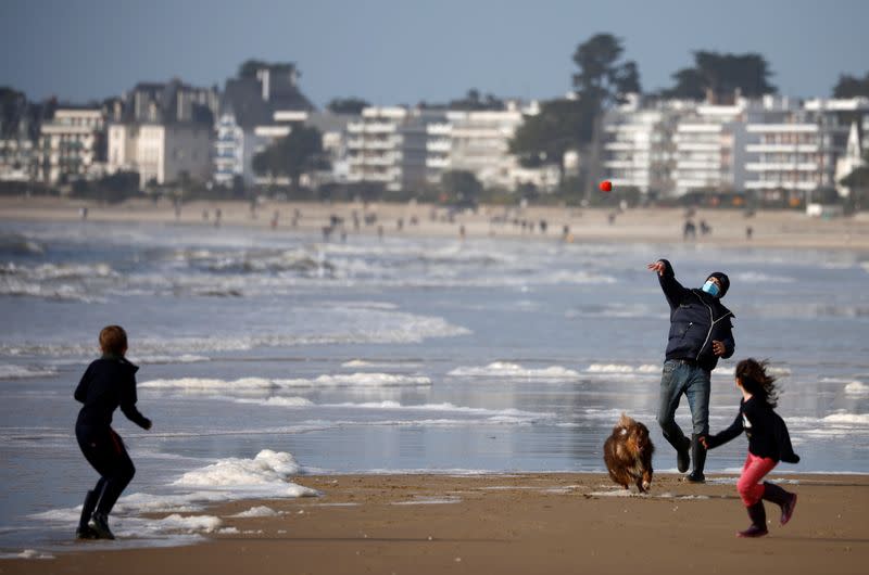 A family play on the beach of La Baule