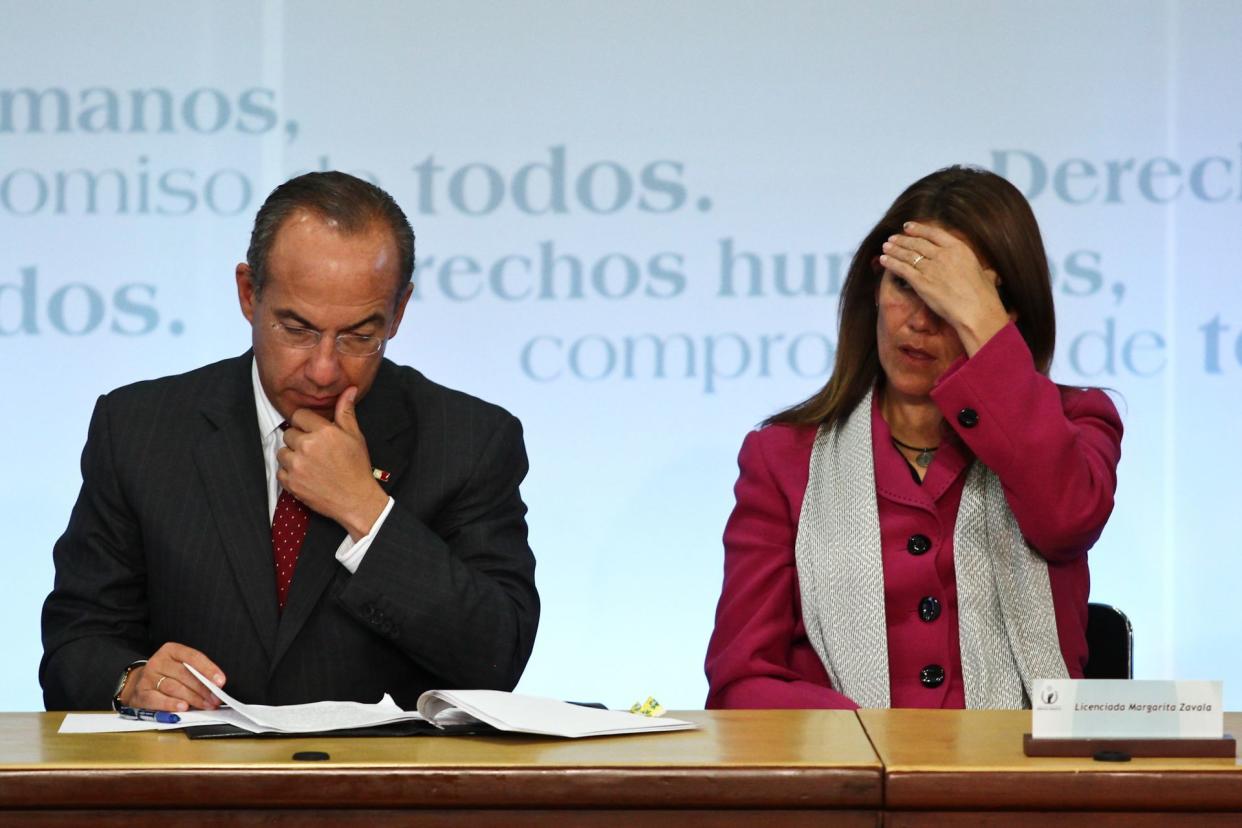 MÃXICO, D.F., 08FEBRERO2011.- RaÃºl Plascencia, presidente de la ComisiÃ³n Nacional de Derechos Humanos (CNDH), Felipe CalderÃ³n Hinojosa, Presidente de MÃ©xico y Margarita Zavala de CalderÃ³n (esposa del presidente), durante la presentaciÃ³n del Informe de labores de la CNDH. Esto se realizÃ³ en el salÃ³n Adolfo LÃ³pez Mateos de la Residencia Oficial de Los PInos.  FOTO: MISAEL VALTIERRA/CUARTOSCURO.COM