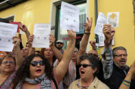 Protestors chant and hold up ballot papers with the proposed question for a referendum on breaking away from Spain during a rally in favour of a planned referendum on the independence of Catalonia in Madrid, Spain, September 17, 2017. REUTERS/Sergio Perez