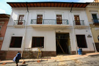 <p>Vista de una casa patrimonial, que ha sido intervenida para su restauración, hoy, jueves 16 de noviembre de 2017, en el centro histórico de Quito (Ecuador). Quito, ese “edén de maravillas, poblado de mil versos y canciones”, como reza una tradicional canción en honor a la capital ecuatoriana, acuna en su seno un centro colonial vivo y dinámico, que ha sumado un nuevo reconocimiento internacional, esta vez por la conservación de su patrimonio cultural. EFE/José Jácome </p>