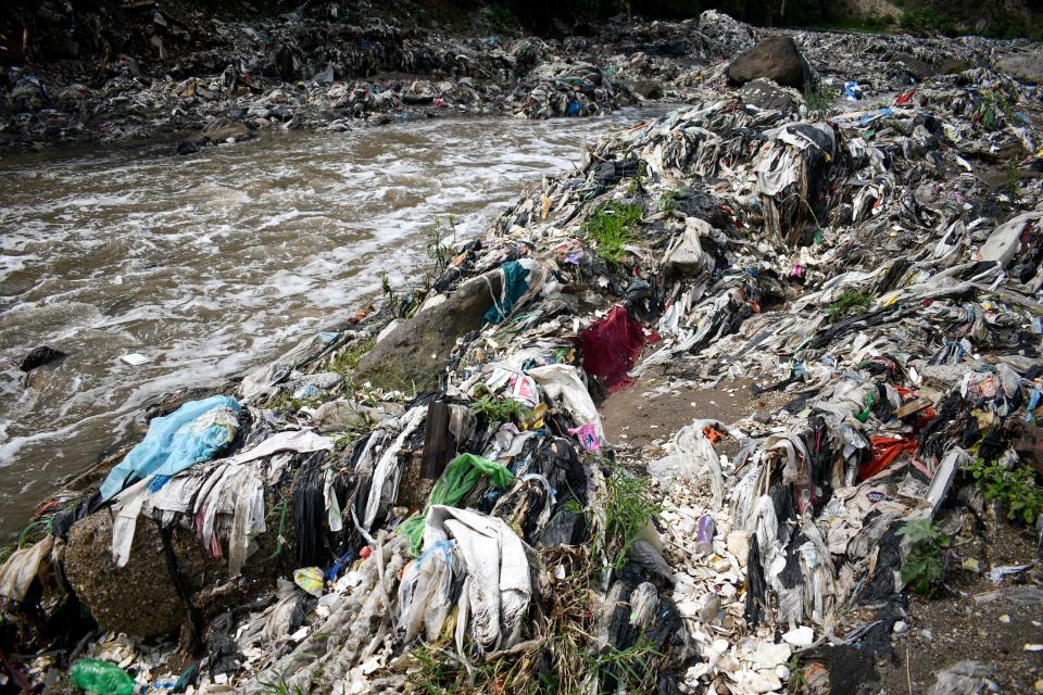 Una montaña de basura plástica en el río Las Vacas que se forma de las aguas del Motagua (Johan ORDONEZ / AFP) ( JOHAN ORDONEZ/AFP via Getty Images)
