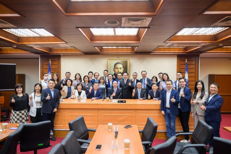 邱奕勝帶領國民黨團20餘位市議員，到立法院拜會韓國瑜。圖：黨團提供