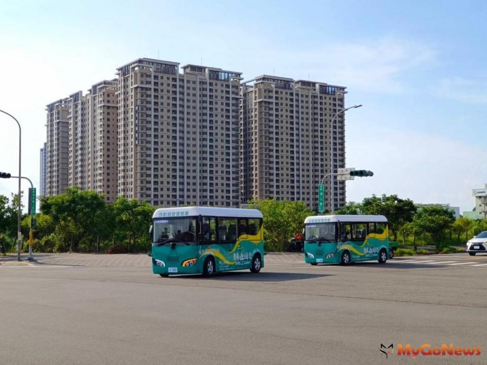 ▲智駕電巴雙車路口左轉運行測試，完善2車間溝通能力(圖/新北市政府)
