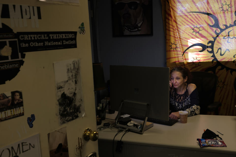 Louise Vincent, directora ejecutiva de la Unión de Sobrevivientes de Carolina del Norte, escucha por teléfono y participa en una videoconferencia en su oficina de Greensboro, Carolina del Norte, el 7 de mayo de 2021. (Travis Dove/The New York Times)