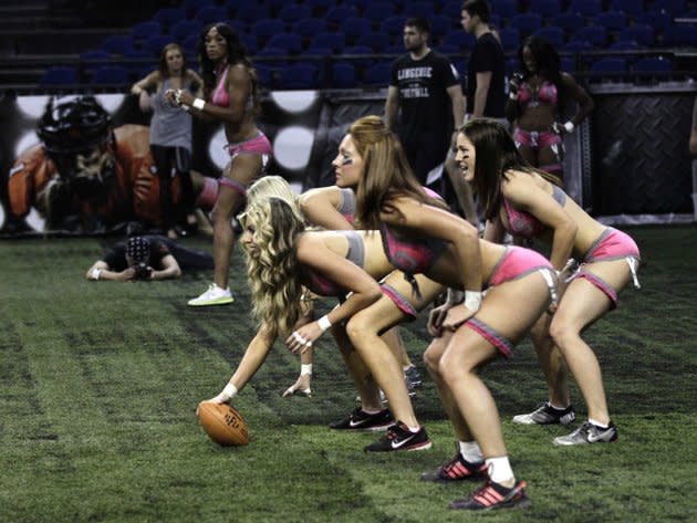 Des joueuses de l'association de l'Ouest de la Lingerie Football League, lors d'une séances d'entraînement au Mexique, le 3 mai dernier. Les joueuses des deux associations se sont affrontées lors d'un match amical le week-end dernier. REUTERS/Henry Romero