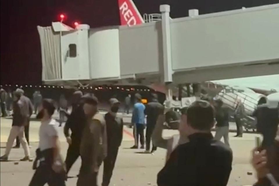 Rioters approach a Russian Red Wing  plane believed to have arrived from Tel Aviv (Telegram/@askrasul/AFP)