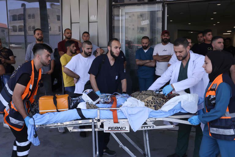 Los médicos palestinos trasladan a una persona herida a un hospital durante una operación militar israelí en la ciudad de Yenín en Cisjordania ocupada, el 3 de julio de 2023.