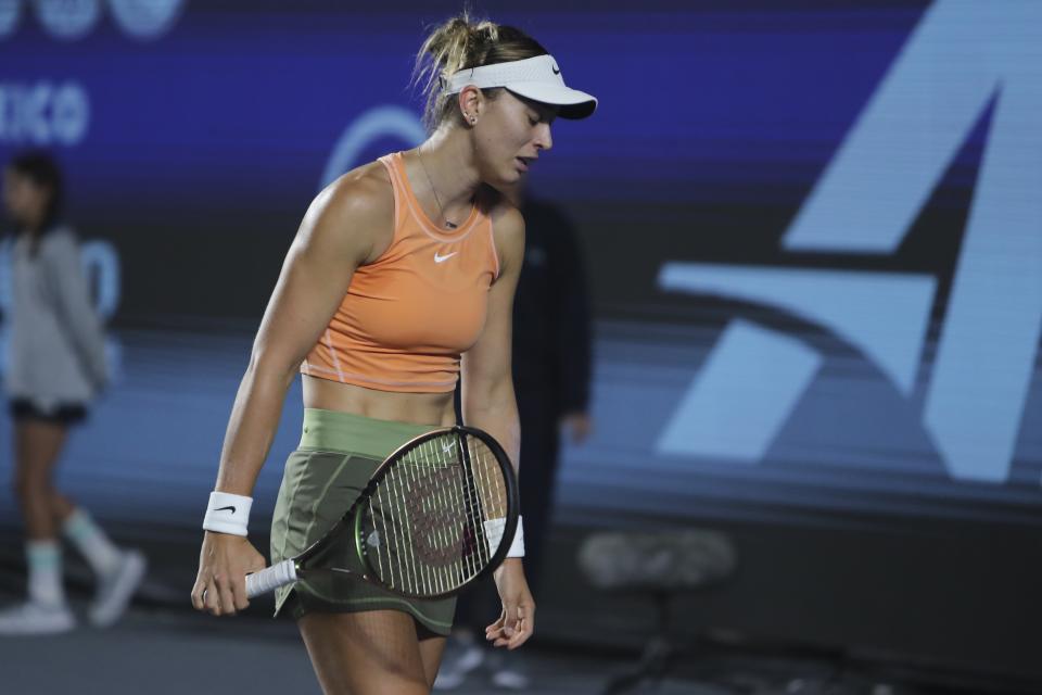 La española Paula Badosa se lamenta durante su partido ante la bielorrusa Victoria Azarenka, el miércoles 19 de octubre de 2022, en el torneo de la WTA en Guadalajara, México (AP Foto/Refugio Ruiz)