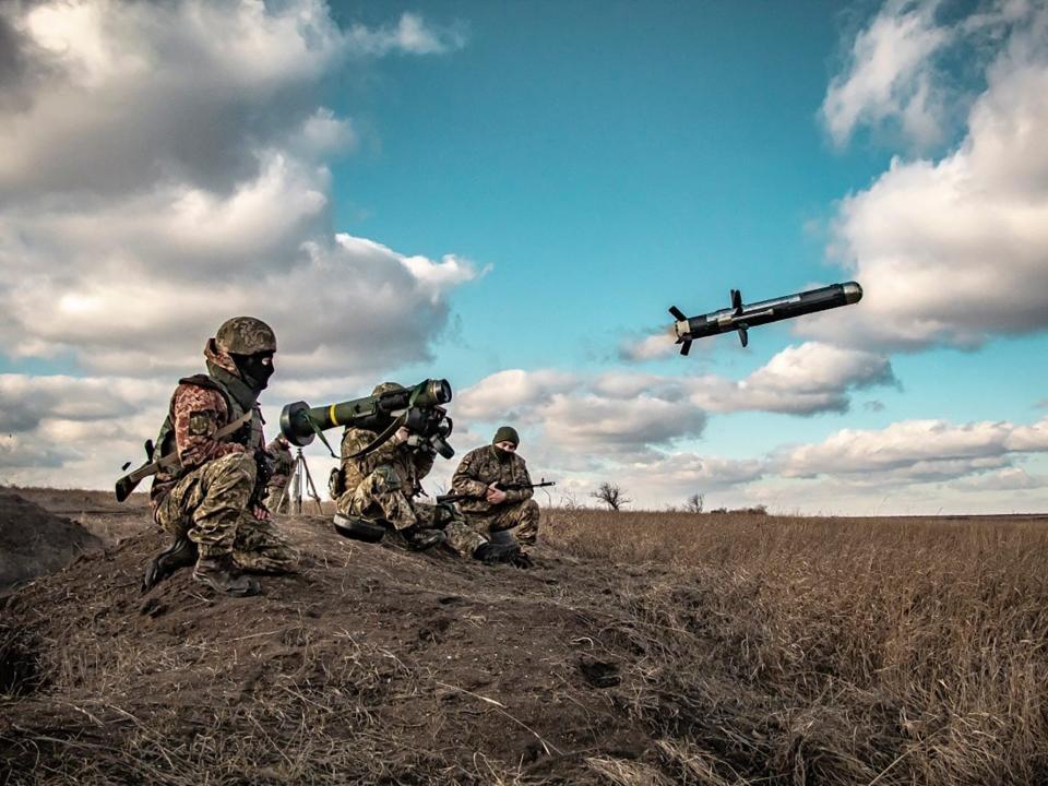 Ukrainian soldiers use a launcher with US Javelin missiles.