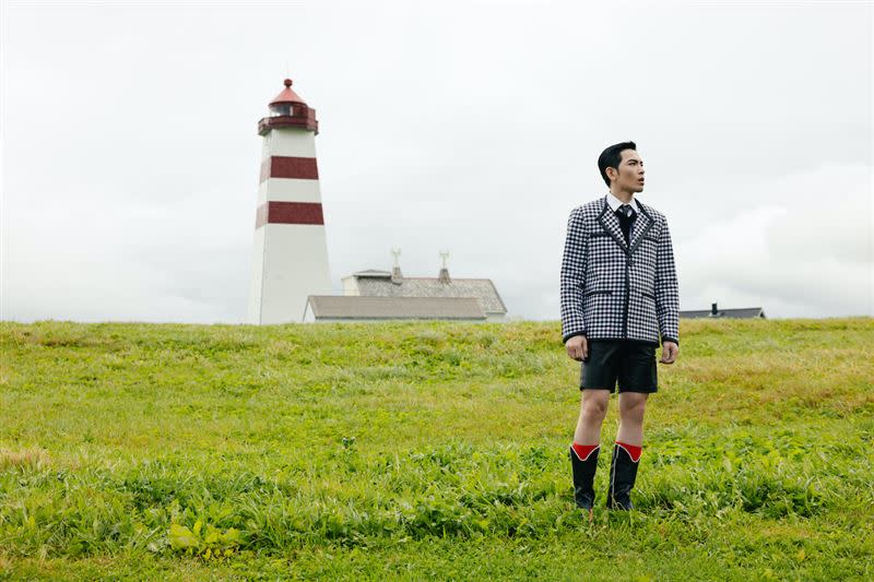 蕭敬騰新歌〈被丟掉的最後都去了什麼地方〉MV遠赴挪威古德島Alnes著名古蹟的燈塔拍攝。（圖／華納音樂提供）