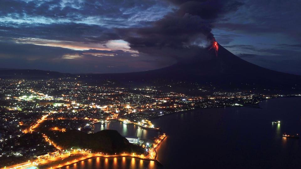 <p>FRM42. LEGASPI (FILIPINAS), 22/01/2018.- El volcán Mayon entra de nuevo en erupción expulsando lava y ceniza, en la ciudad de Legaspi, en el este de Filipinas, hoy 23 de enero de 2018. El número de evacuados por el volcán supera los 37.000 ante la amenaza de explosiones más potentes. EFE/ ZALRIAN Z. SAYAT </p>