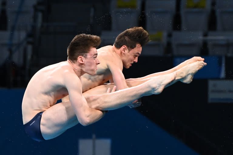 El británico Thomas Daley y el británico Matty Lee compiten para llevarse el oro en el evento final masculino de clavados sincronizados de plataforma de 10 metros durante los Juegos Olímpicos de Tokio 2020 en el Centro Acuático de Tokio en Tokio el 26 de julio de 2021