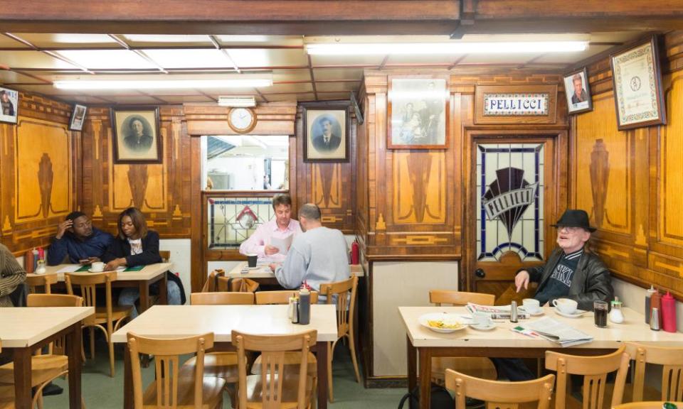 E Pellicci Italian cafe, Bethnal Green Road, London, England, UKENH65A E Pellicci Italian cafe, Bethnal Green Road, London, England, UK