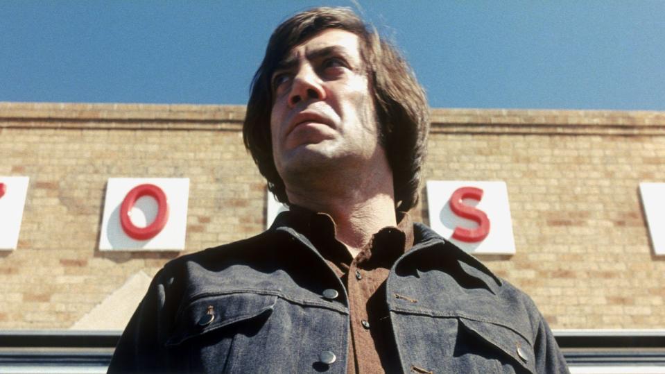 Wo der Killer Anton Chigurh auftaucht, fließt Blut. Javier Bardem hatte die schrecklichste Frisur seiner Schauspielkarriere - und seine vielleicht beste Rolle. 2007 adaptierten die Coen-Brüder Cormac McCarthys "Kein Land für alte Männer" kongenial, vier Oscars gab es für den düsteren Neo-Western, der die Coens endgültig zu den Kultregisseuren des Jahrzehnts machte. (Bild: Paramount)