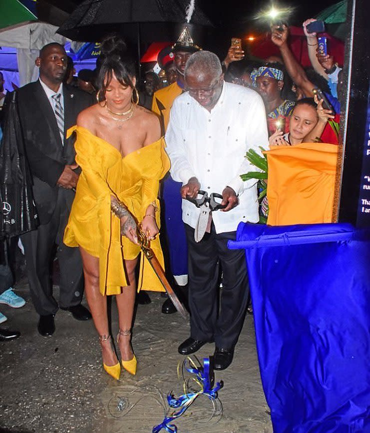 La artista hizo el corte de cinta junto al Primer Ministro Freundel Stuart. Instagram @diaryrihanna