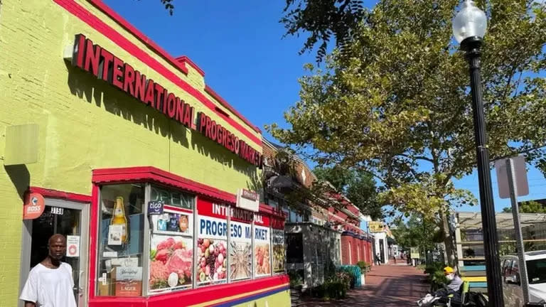 El mercado latino del barrio salvadoreño de Washington, D.C