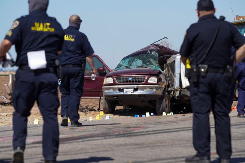 Escena de la colisión entre un vehículo deportivo utilitario (SUV) y un camión remolque cerca de Holtville, California, EEUU