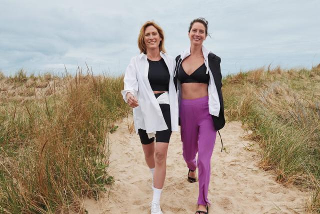 Christy Turlington Does a Forearm Stand On the Beach for Athleta's Fall  2022 Campaign - Yahoo Sports