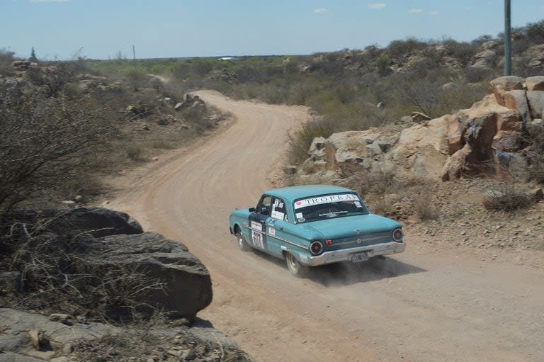 Un urbano Ford Falcon se adapta a la grava sanjuanina rumbo a Desiderio Tello, antes de pasar por el paraje Chelcos.