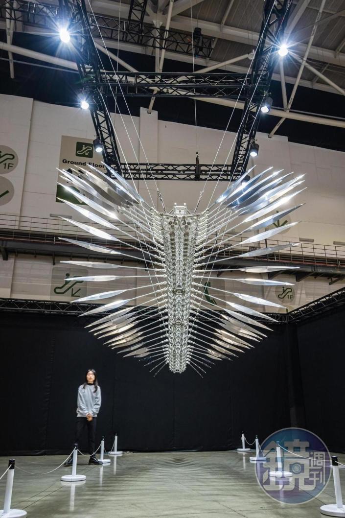 豪華朗機工的《漫遊—羽》，用羽毛狀的薄金屬組裝成富有未來感的生物造型。