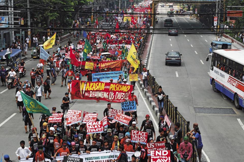 菲律賓不少國內民眾與人權團體認為杜特蒂掃毒凌駕法律，多次上街抗議。（東方IC）