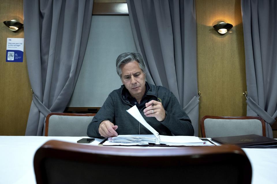 El secretario de Estado de Estados Unidos, Antony Blinken, trabaja mientras viaja en tren a Kiev, Ucrania, para una visita no anunciada, el 6 de septiembre de 2023. (Brendan Smialowski/Pool Foto vía AP)