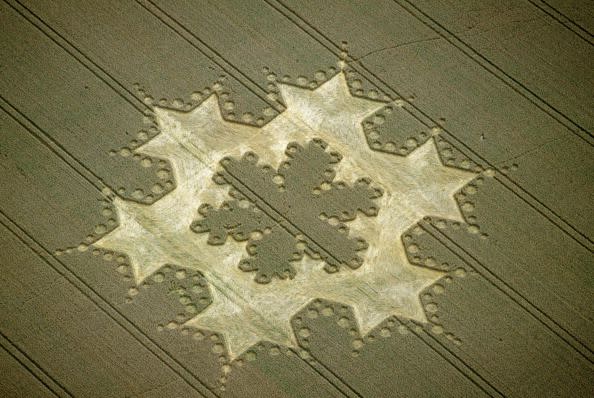 'snowflake' crop circle near alton barnes, wiltshire, 1997 artist ehrchme staff photographer