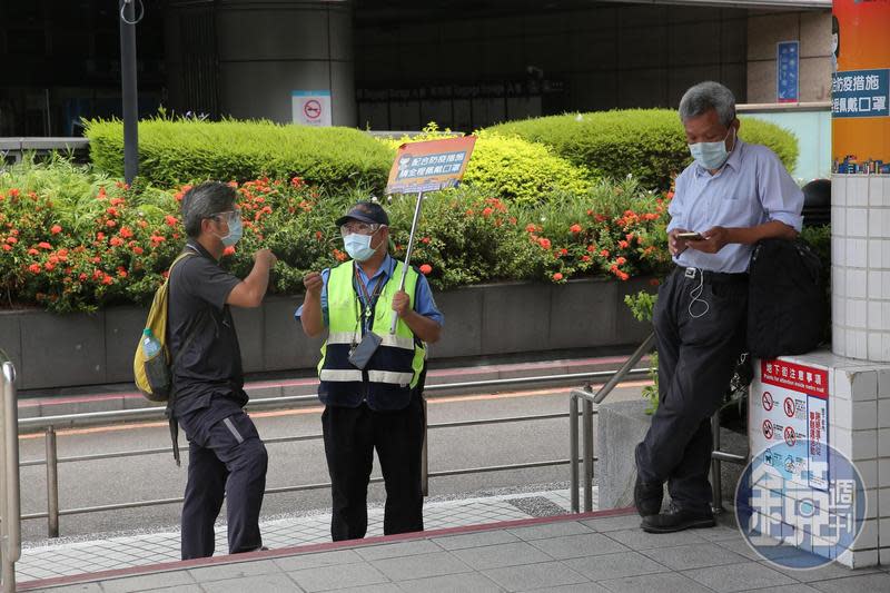 疫情期間出入公共場所，請隨時正確配戴口罩。（示意圖，本刊資料照）