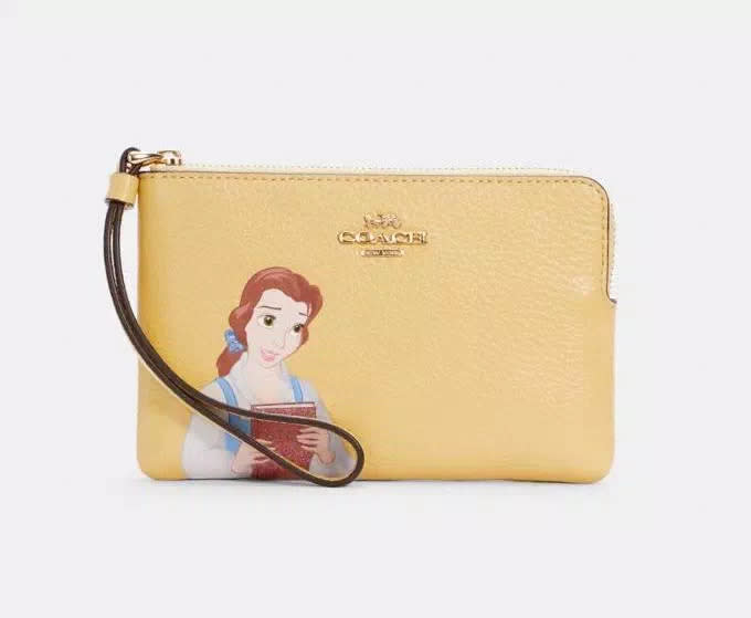 Bolso pequeño Disney X Coach de asa corta y cremallera con Bella. Imagen vía Coach Outlet.