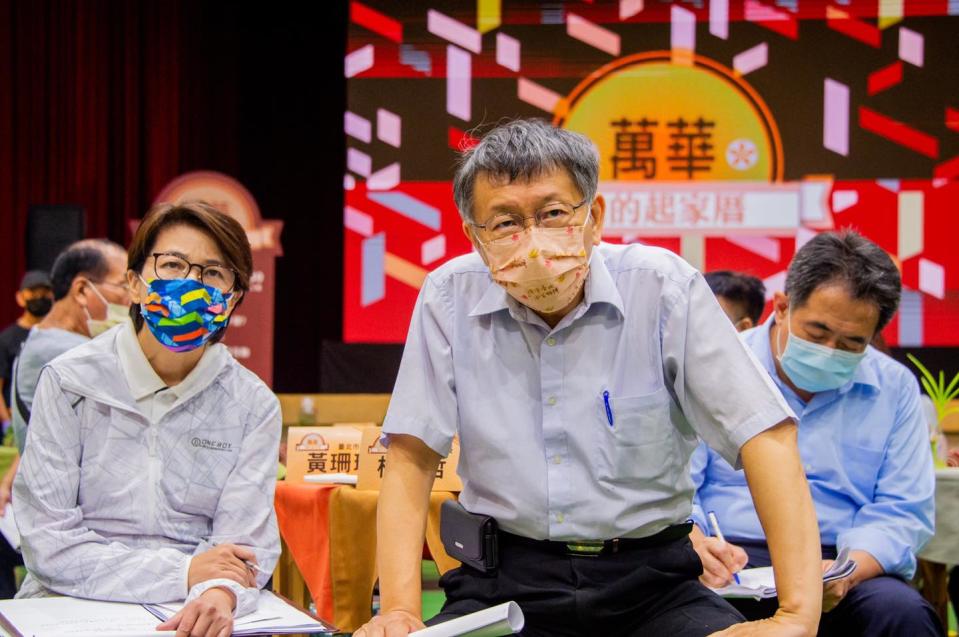 台北市長柯文哲（前排右起）全力拉抬前副市長黃珊珊選情，認為她好感度最高。   圖：翻攝自柯文哲臉書