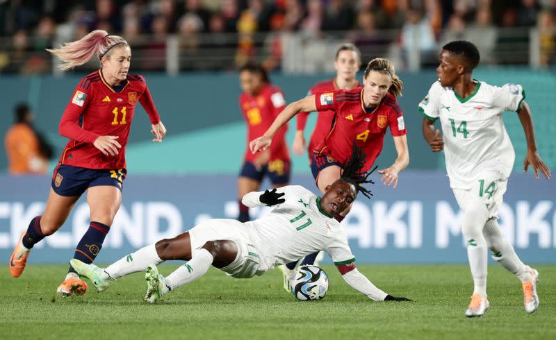 Fútbol - Copa Mundial Femenina de la FIFA Australia y Nueva Zelanda 2023 - Grupo C - España vs Zambia - Eden Park, Auckland, Nueva Zelanda - 26 de julio de 2023 - Barbra Banda de Zambia disputa el balón con Alexia Putellas de España