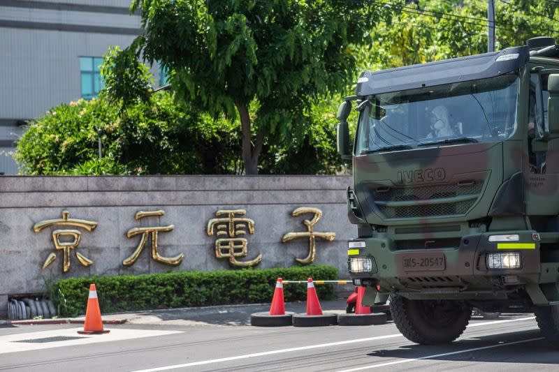 ▲陸軍36化學兵群執行苗栗地區京元電等電子廠消毒作業。(圖／軍聞社提供)