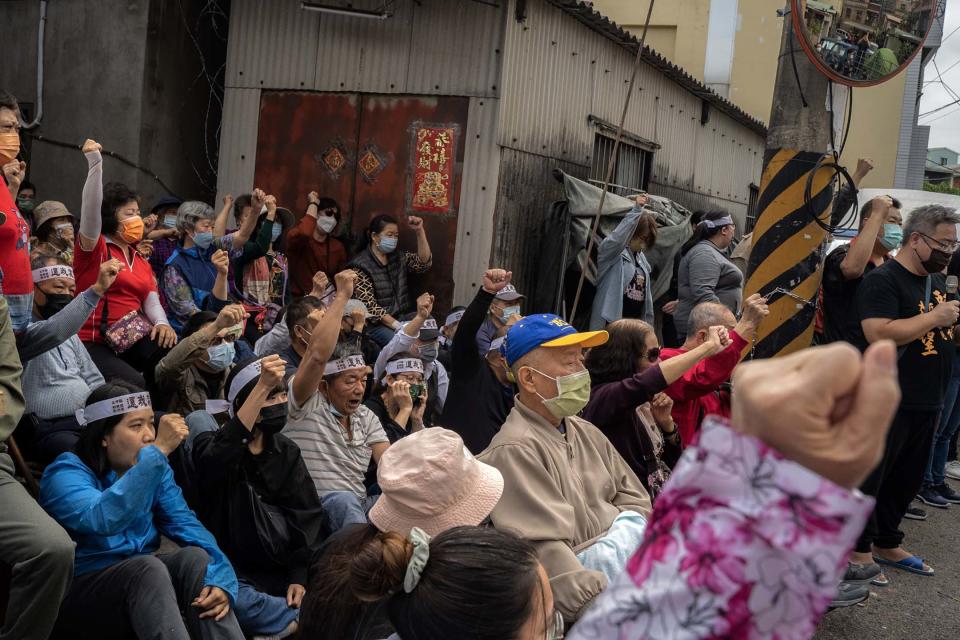 2023年4月10日，台中番仔路庄，居民聚集在面臨清拆的房子前抗議。