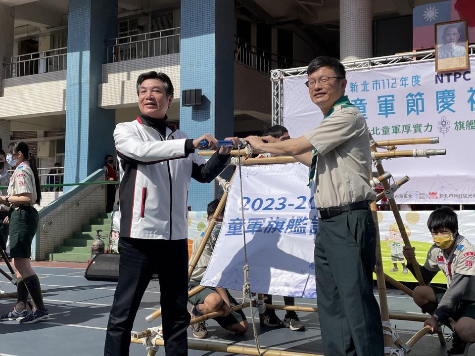 新北市副市長劉和然（左）、教育局長張明文（右）共同啟動童軍旗艦計畫。   圖：新北市教育局提供