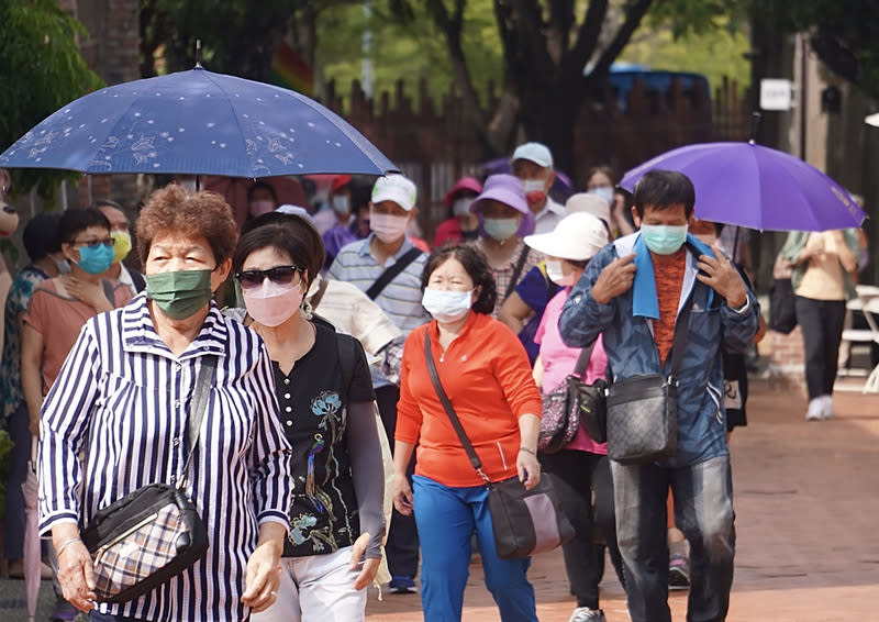 衛福部長薛瑞元認為台灣正值BA.5疫情高原期，口罩令現在不宜解除。（中央社／檔案照片）