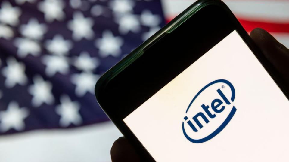 Teléfono con el logo de Intel sobre la bandera de EE.UU.