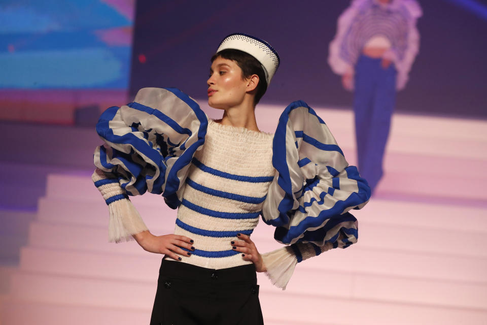 Una modelo presenta piezas de la colección de alta costura primavera verano 2020 de Jean Paul Gaultier el miércoles 22 de enero de 2020 en París. Gaultier se despidió de las pasarelas con este desfile de modas. (Foto AP/Francois Mori)