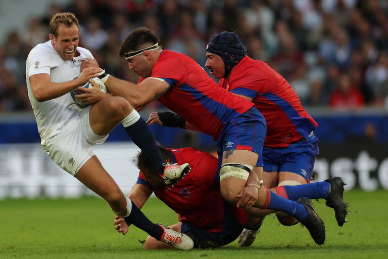 Max Malins, de Inglaterra, es abordado por el bloqueo de los chilenos durante el partido del Grupo D de la Copa Mundial de Rugby Francia 2023