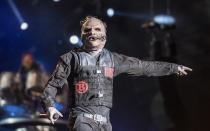 <p>Vor allem Corey Taylor, Frontmann der US-Metalband aus Des Moines, Iowa, sorgt mit seinen Masken regelmäßig für Entsetzen bei den Eltern junger Headbanger. (Bild: Raphael Dias/Getty Images)</p> 