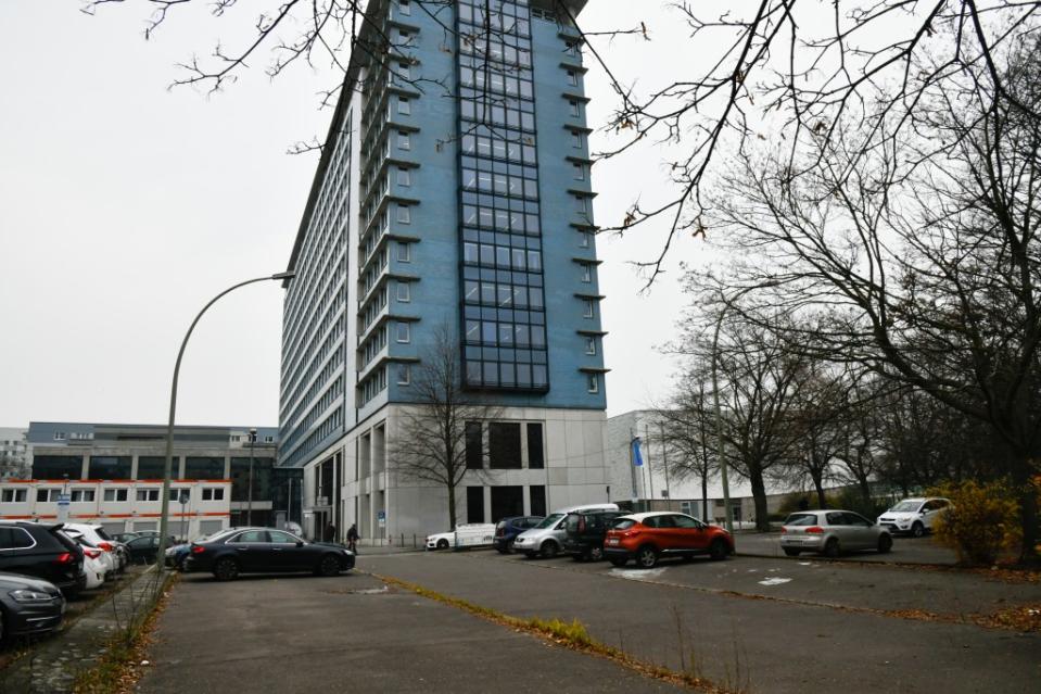 Auf diesem Parkplatz neben dem Rathaus Mitte an der Karl-Marx-Allee soll das Lesbenwohnzentrum entstehen.<span class="copyright">Jörg Krauthöfer / Funke Foto Services</span>