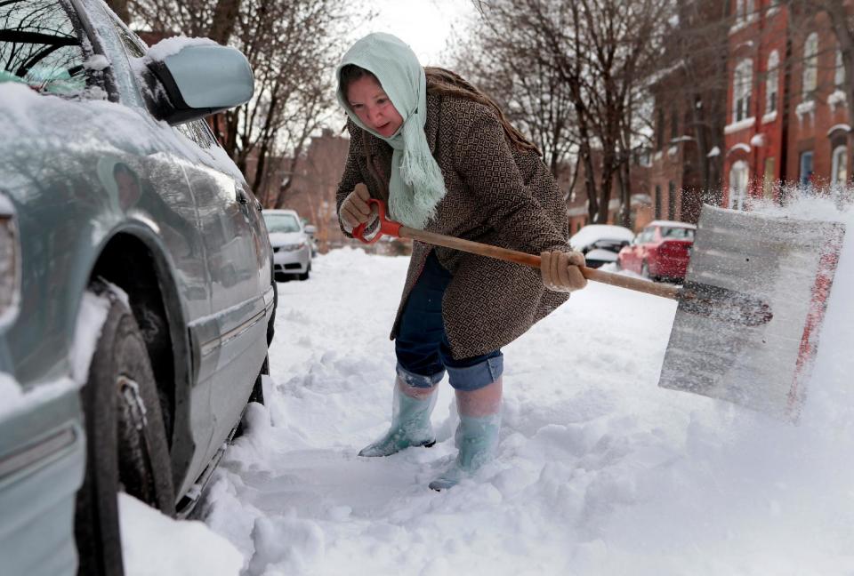 Gilda Mosely palea la nieve acumulada alrededor de su auto afuera de su casa el martes 7 de enero de 2014 en Soulard, Missouri. El martes se vivió el frío más intenso en casi dos décadas en Missouri. (Foto AP/St. Louis Post-Dispatch, Laurie Skrivan)