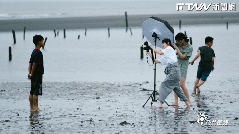 林予晞客串嘉賓幫偏鄉學童拍畢業照。（圖／公視提供）