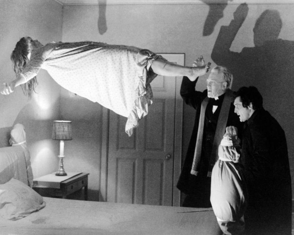 Una escena de &quot;El exorcista&quot;, en la que la niña poseída se eleva de la cama frente a dos sacerdotes que conjuran al demonio