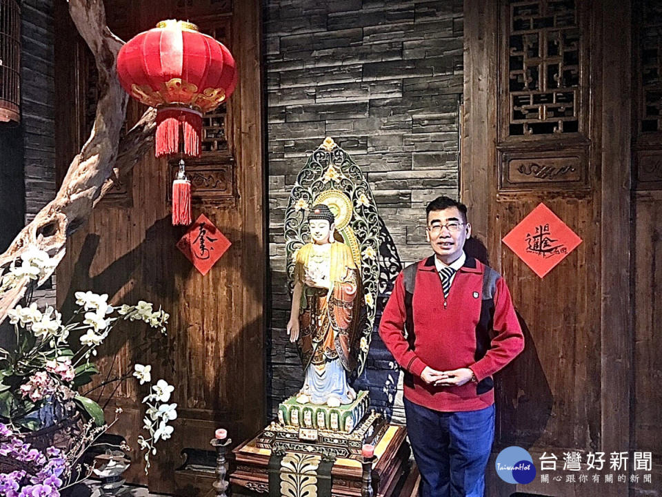 張振鴻老師訪宏願大千世界菩薩前留影